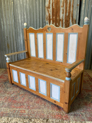 A pine storage settle