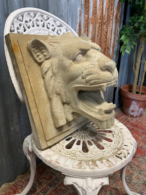 A cast stone roaring lion head fountain plaque - 37cm