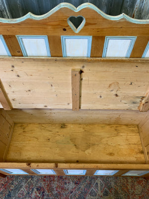 A pine storage settle