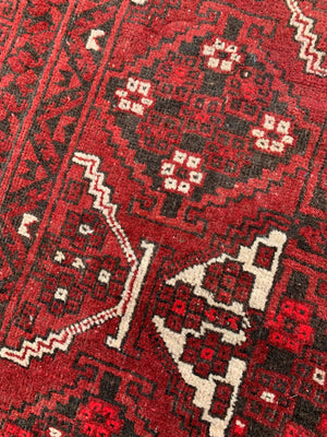 A very large rectangular red ground Persian rug - 264cm x 159cm