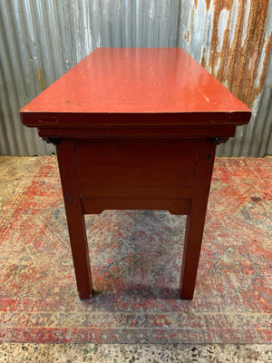 A red Chinese altar table