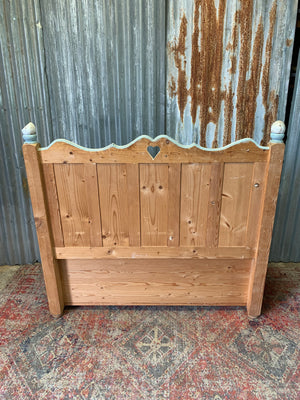 A pine storage settle