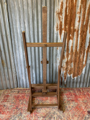 A floor standing and foldable wooden artist's easel