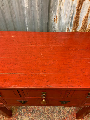 A red Chinese altar table