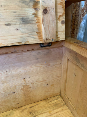 A pine storage settle