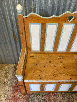 A pine storage settle