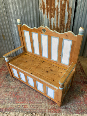 A pine storage settle