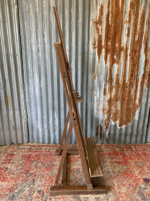 A floor standing and foldable wooden artist's easel