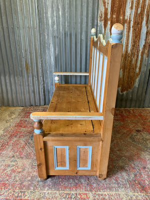A pine storage settle