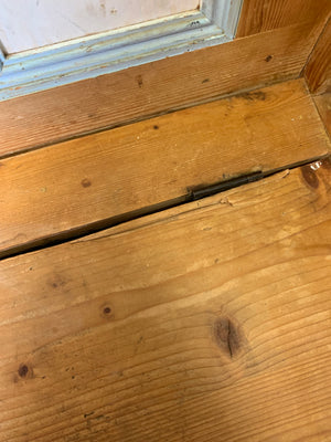 A pine storage settle