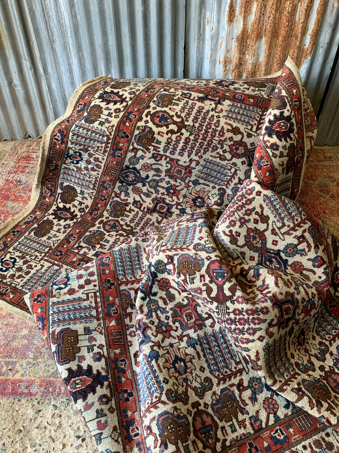 A cream ground Persian rectangular rug- 297cm x 186cm