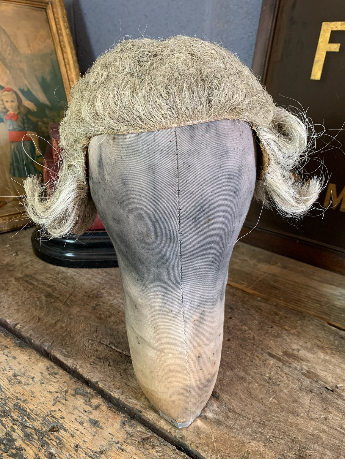 A grey barrister's wig