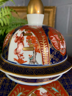 A pair of large hand-painted Japanese Imari ginger jars