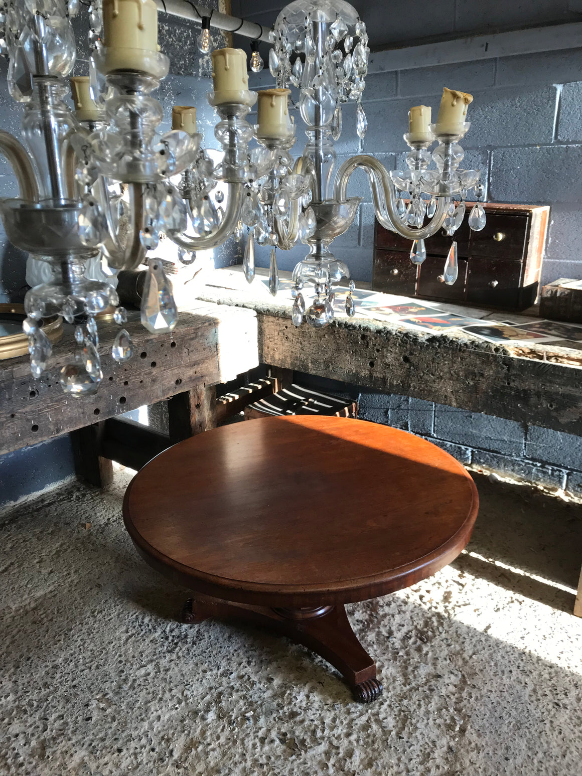 A tilt top pedestal base Country House coffee table