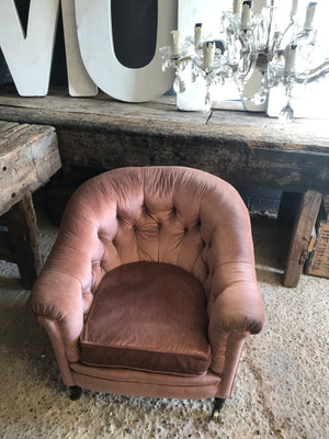 A pink velvet Hollywood Regency/Art Deco button back chair with brass castors