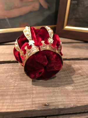 A gilt Santos or Madonna crown