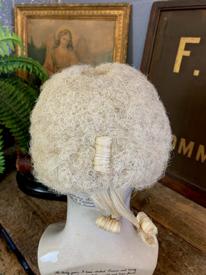 A traditional Ravenscroft judge’s wig