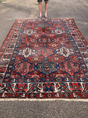 An extra large red ground Heriz Persian rug - 10ft / 307cm x 217cm