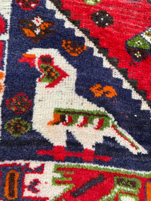A red ground Shiraz Persian rug - 145cm x 107cm