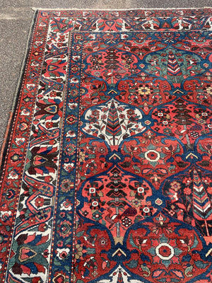 An extra large red ground Heriz Persian rug - 10ft / 307cm x 217cm