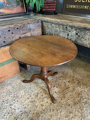 A Georgian oak tilt top table