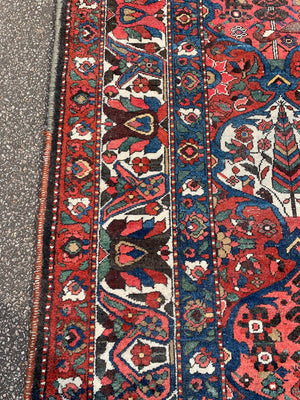 An extra large red ground Heriz Persian rug - 10ft / 307cm x 217cm