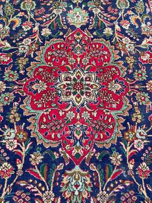 A very large Persian Heriz rug - 303cm x 206cm