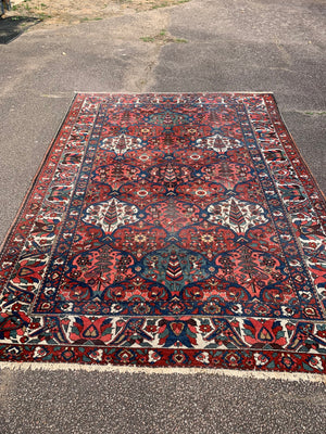 An extra large red ground Heriz Persian rug - 10ft / 307cm x 217cm