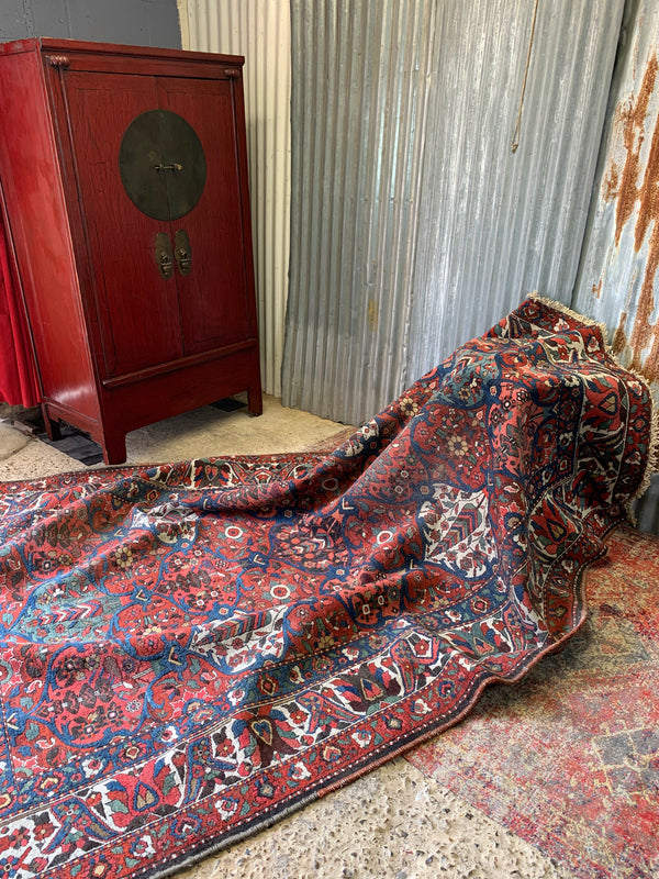 An extra large red ground Heriz Persian rug - 10ft / 307cm x 217cm ...