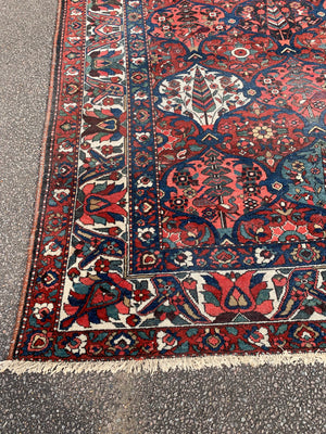 An extra large red ground Heriz Persian rug - 10ft / 307cm x 217cm