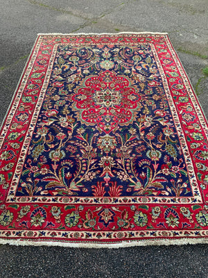 A very large Persian Heriz rug - 303cm x 206cm