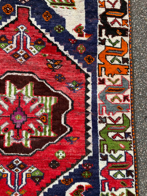A red ground Shiraz Persian rug - 145cm x 107cm