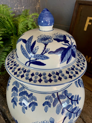 A very large Chinese ginger jar with lid